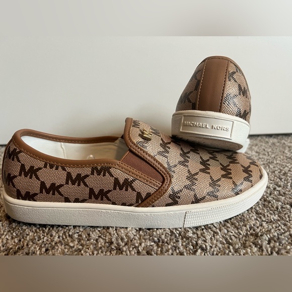 New Womens Michael Kors Slip-on Monogram Brown Shoe size 5 - Picture 1 of 9